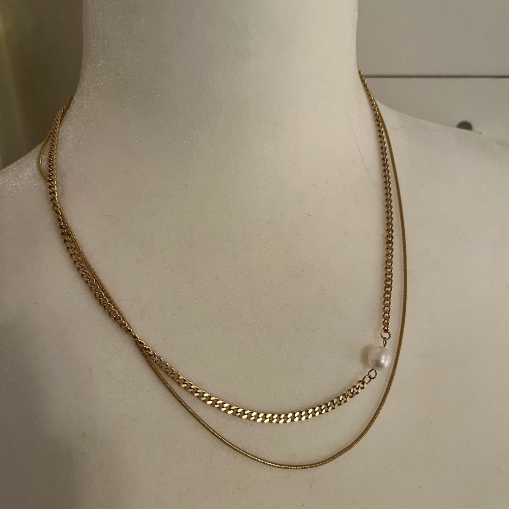 Layered necklace with pearl